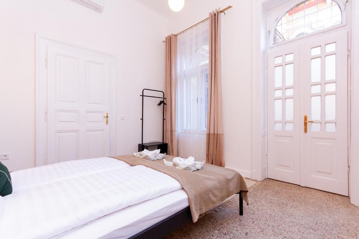 2br Modern Elegance W Sauna And Ac By *