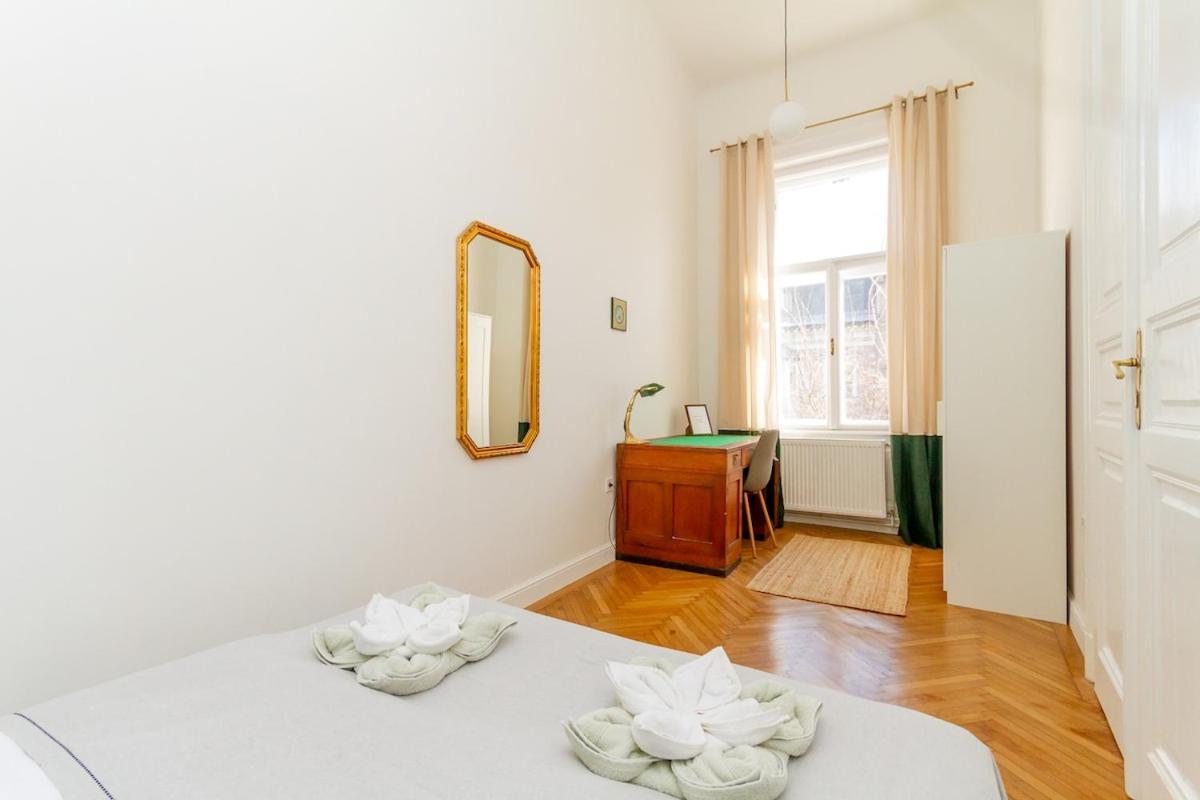 2br Modern Elegance W Sauna And Ac By * Budapest