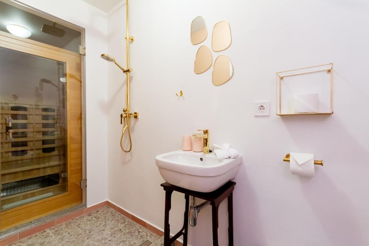 Apartment 2br Modern Elegance W Sauna And Ac By *