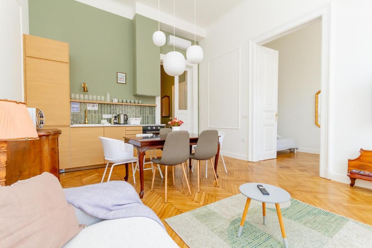 2br Modern Elegance W Sauna And Ac By * Budapest