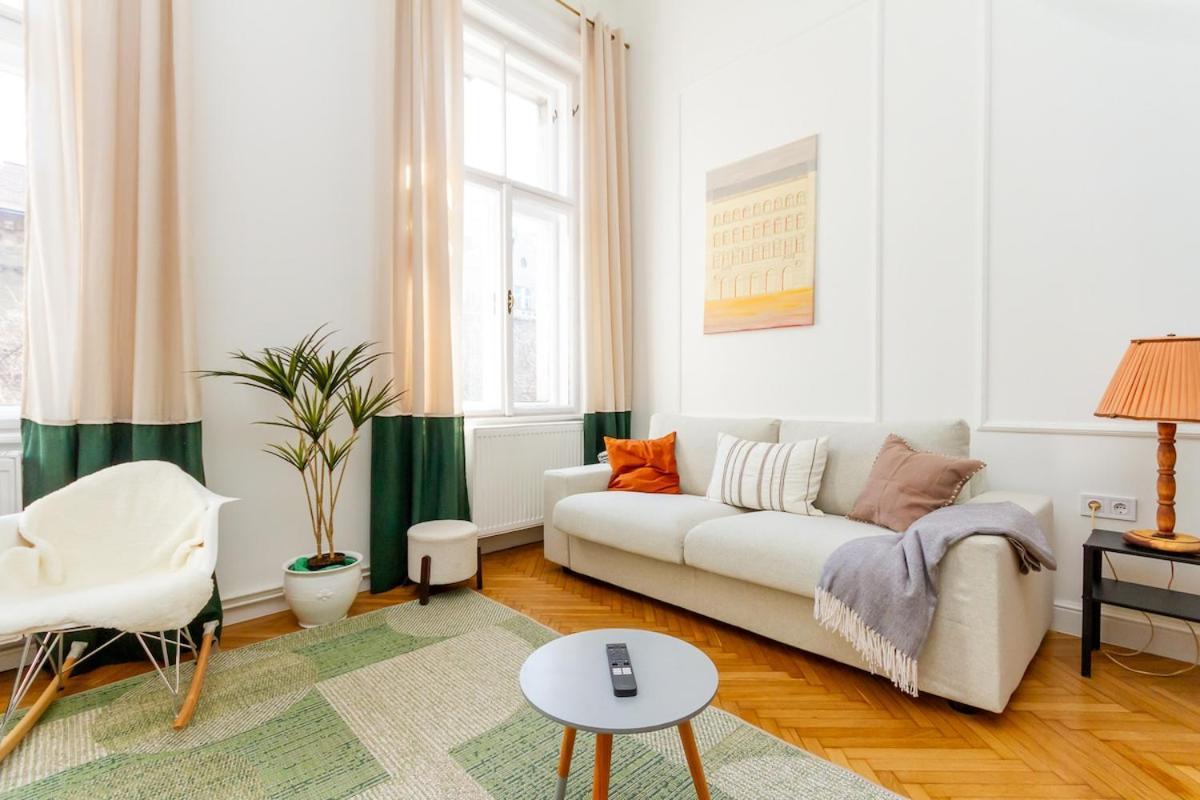 2br Modern Elegance W Sauna And Ac By * Budapest